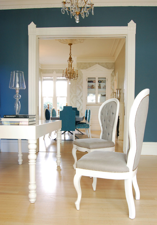 На фото: гостиная комната среднего размера в стиле фьюжн с синими стенами и светлым паркетным полом с