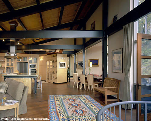 Aménagement d'un grand salon contemporain ouvert avec une salle de réception, un mur beige et un sol en bois brun.