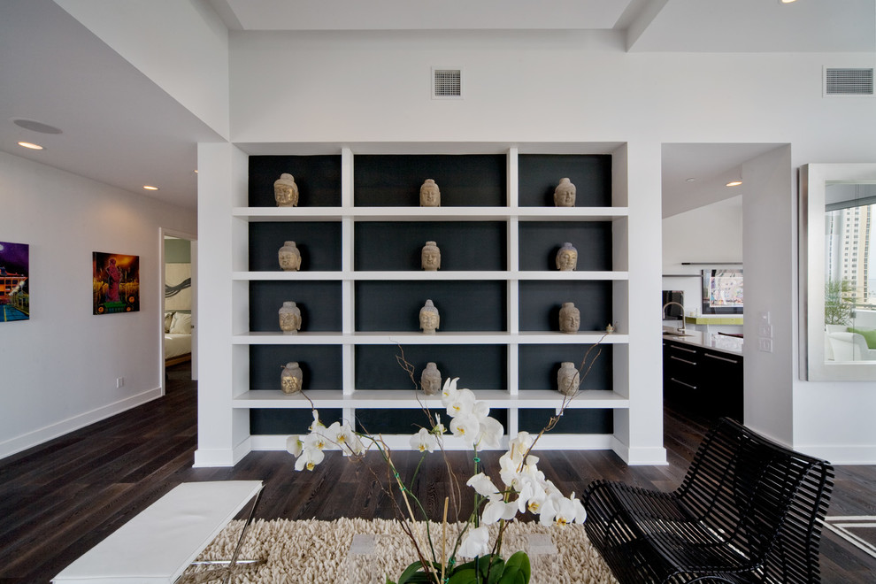Offenes Modernes Wohnzimmer mit weißer Wandfarbe und dunklem Holzboden in Tampa