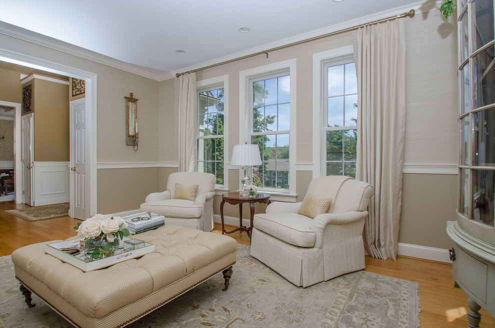 Idee per un soggiorno tradizionale di medie dimensioni e chiuso con sala formale, pareti beige e parquet chiaro