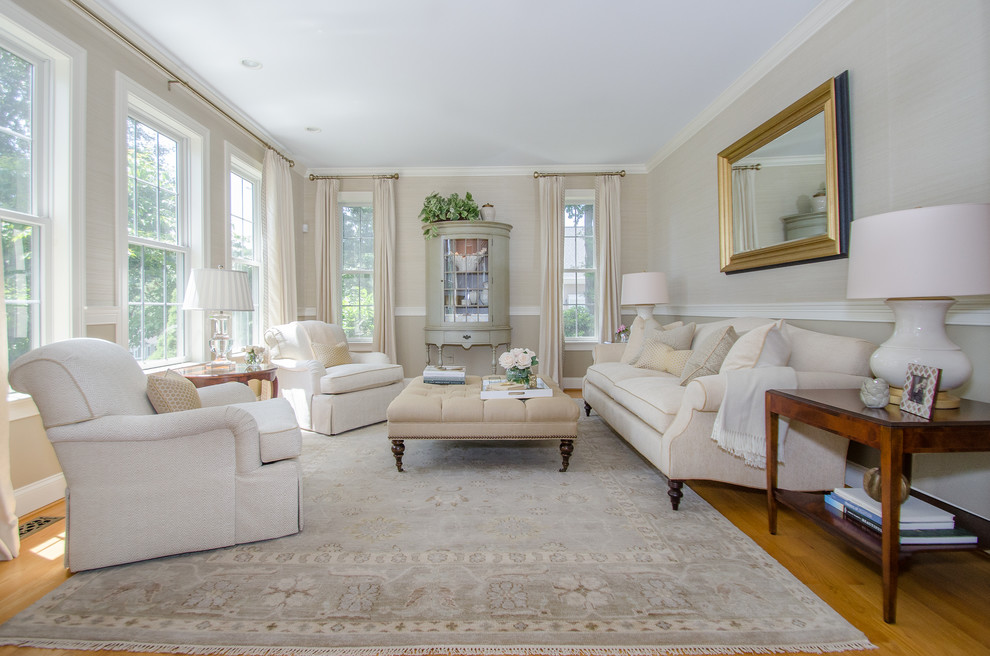Foto di un soggiorno classico di medie dimensioni e chiuso con sala formale, pareti beige e parquet chiaro