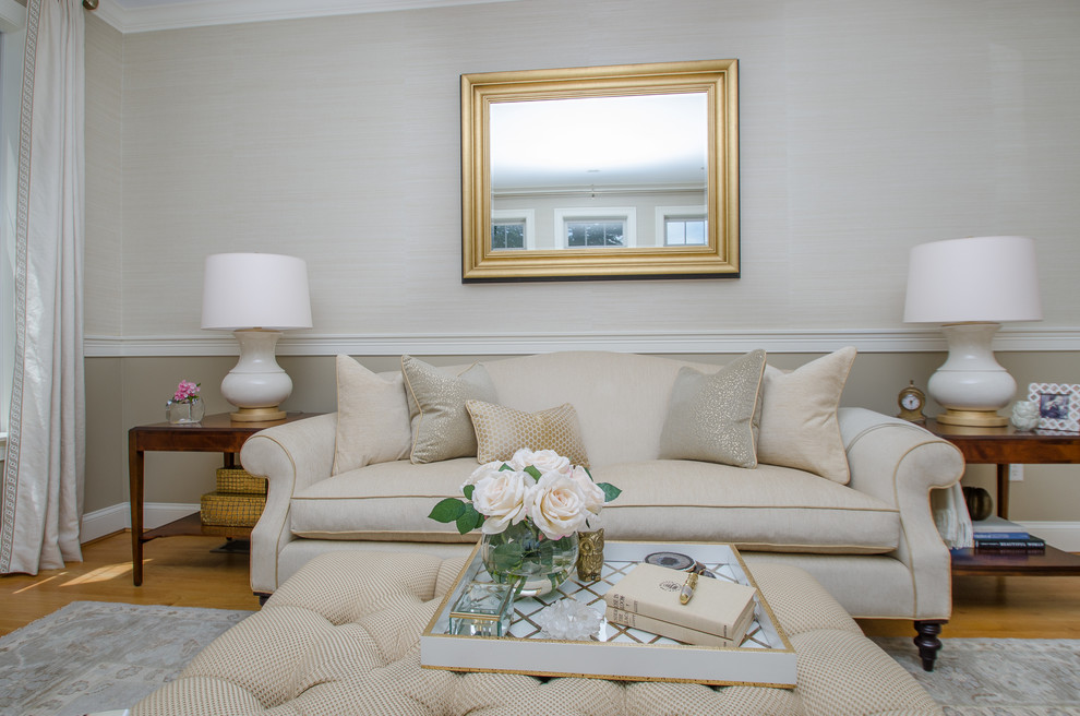 Exemple d'un salon chic de taille moyenne et fermé avec une salle de réception, un mur beige et parquet clair.
