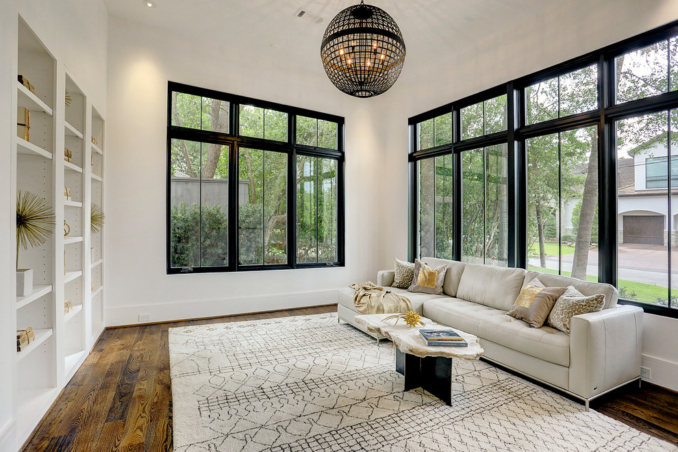 Großes, Repräsentatives, Abgetrenntes Modernes Wohnzimmer mit weißer Wandfarbe, braunem Holzboden und weißem Boden