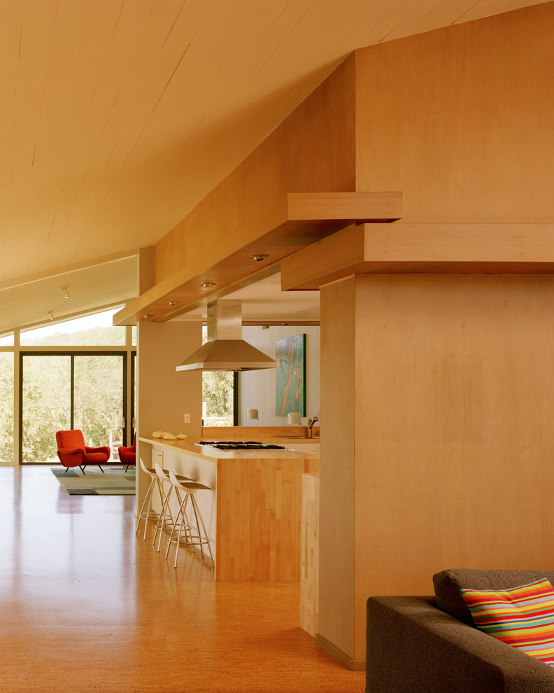 Идея дизайна: открытая гостиная комната среднего размера в стиле модернизм с пробковым полом, стандартным камином и фасадом камина из кирпича