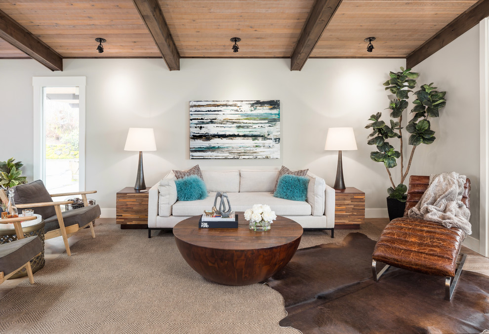 Großes, Repräsentatives, Fernseherloses Retro Wohnzimmer ohne Kamin, im Loft-Stil mit weißer Wandfarbe, braunem Boden und hellem Holzboden in Portland