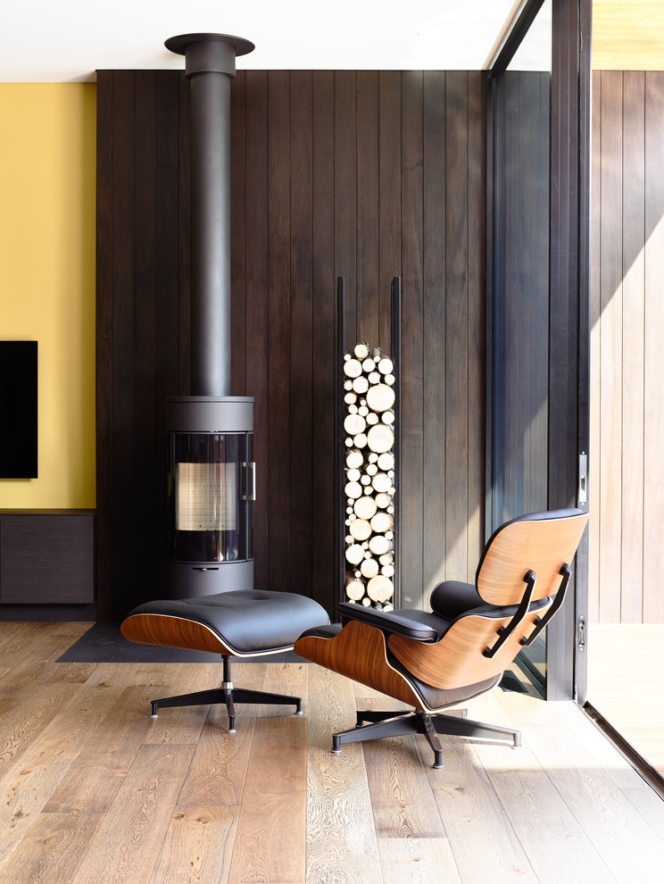 メルボルンにあるコンテンポラリースタイルのおしゃれなリビング (木材の暖炉まわり) の写真
