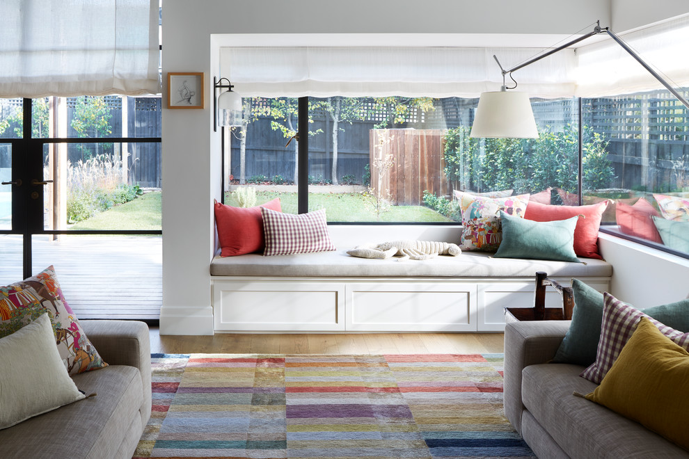 Offenes Klassisches Wohnzimmer mit weißer Wandfarbe und hellem Holzboden in Sonstige