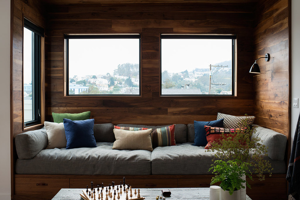Mittelgroßes, Fernseherloses, Offenes Modernes Wohnzimmer ohne Kamin mit weißer Wandfarbe, hellem Holzboden und braunem Boden in San Francisco