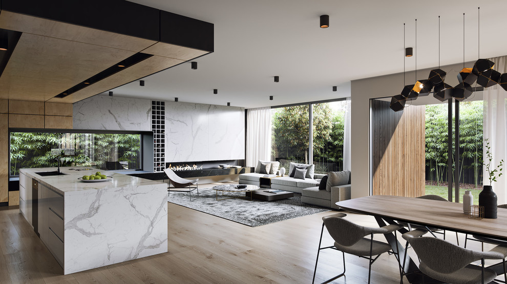 Idee per un ampio soggiorno minimalista aperto con pareti marroni, pavimento in legno verniciato e pavimento marrone