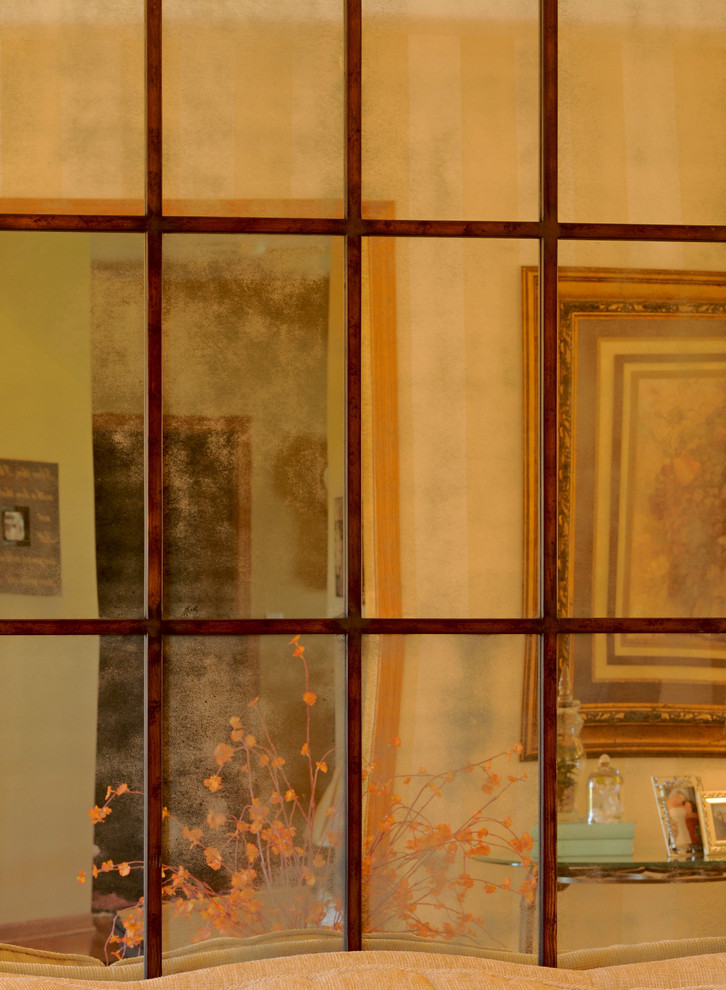 Inspiration för ett mellanstort vintage separat vardagsrum, med ett finrum, beige väggar och heltäckningsmatta