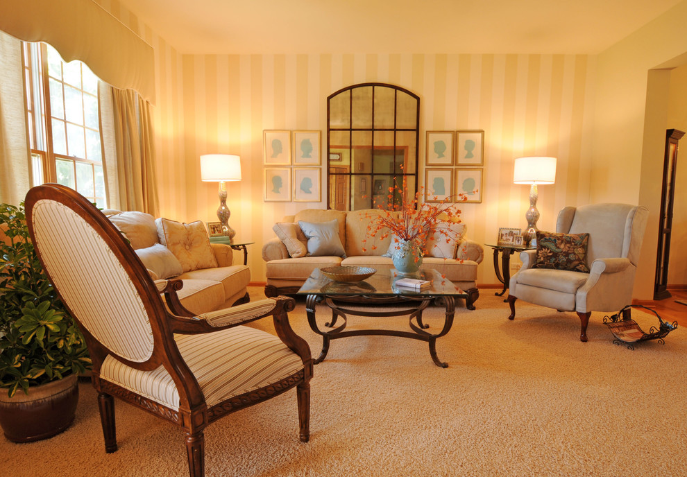 Foto di un soggiorno classico di medie dimensioni e chiuso con sala formale, pareti beige, moquette e nessuna TV