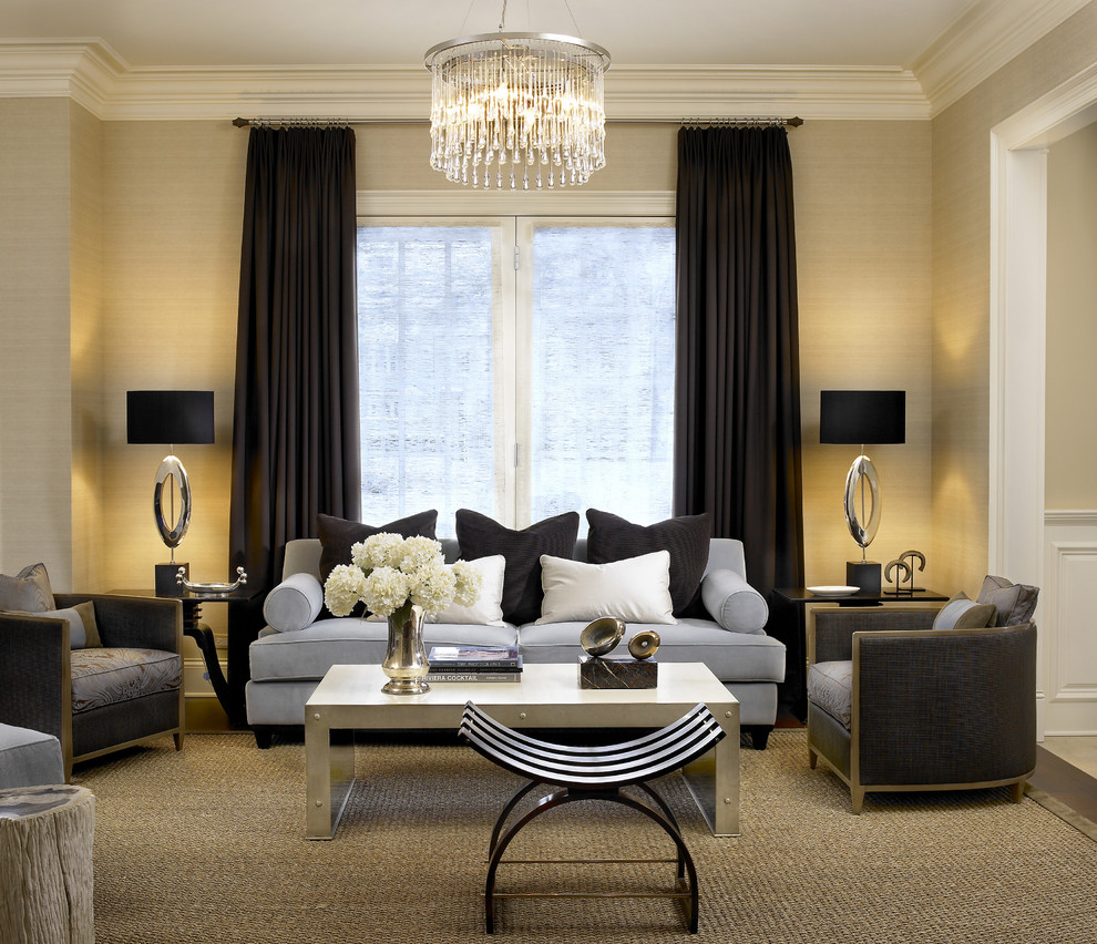 Aménagement d'un salon contemporain avec une salle de réception, un mur beige et canapé noir.