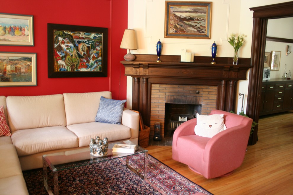 Mittelgroßes, Offenes, Repräsentatives Stilmix Wohnzimmer mit Eck-TV, beiger Wandfarbe, braunem Holzboden, Eckkamin und Kaminumrandung aus Backstein in Montreal