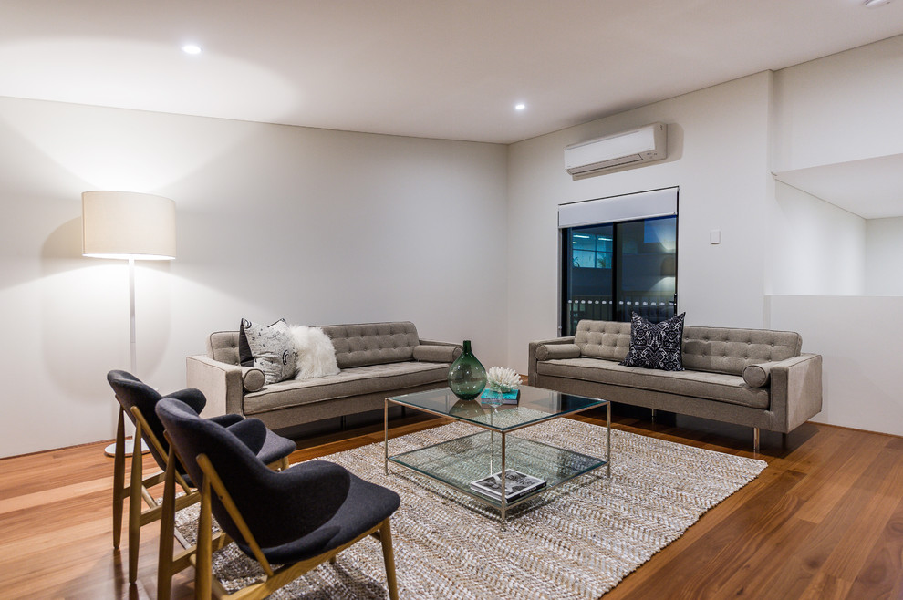 Fernseherloses Klassisches Wohnzimmer ohne Kamin mit weißer Wandfarbe und braunem Holzboden in Perth