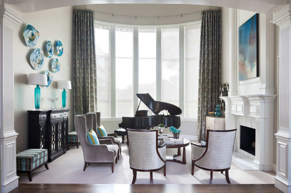 Идея дизайна: гостиная комната в классическом стиле с музыкальной комнатой, серыми стенами и стандартным камином