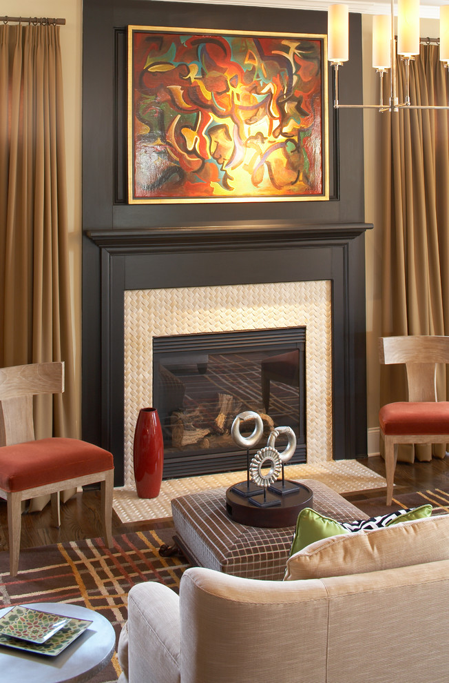 Aménagement d'un salon classique ouvert avec un mur beige, parquet foncé, une cheminée standard et un manteau de cheminée en carrelage.