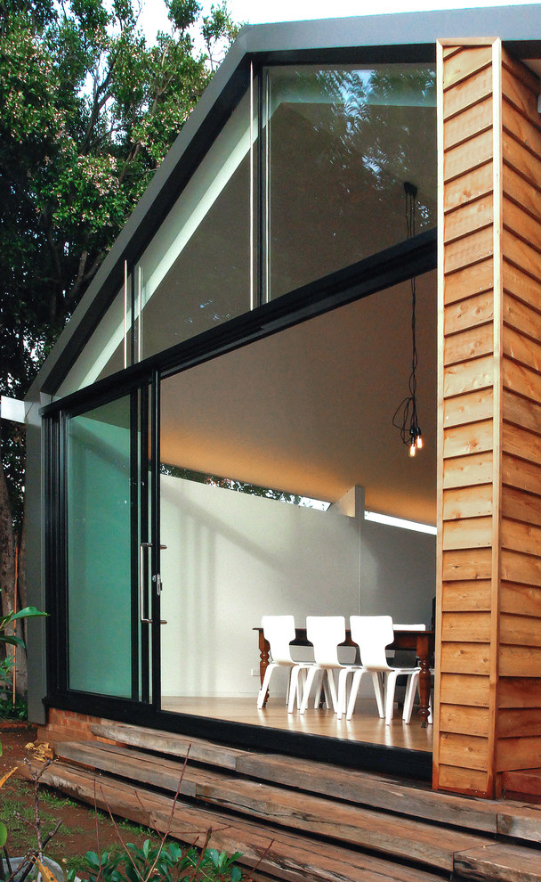 Idee per un soggiorno minimal di medie dimensioni e aperto con pareti bianche, pavimento in bambù e pavimento beige