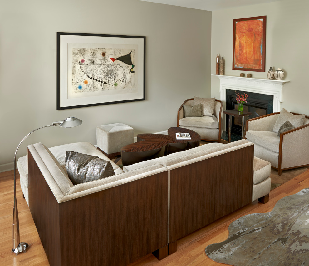 Mittelgroßes, Offenes Modernes Wohnzimmer mit beiger Wandfarbe, hellem Holzboden, Tunnelkamin und Kaminumrandung aus Holz in Chicago