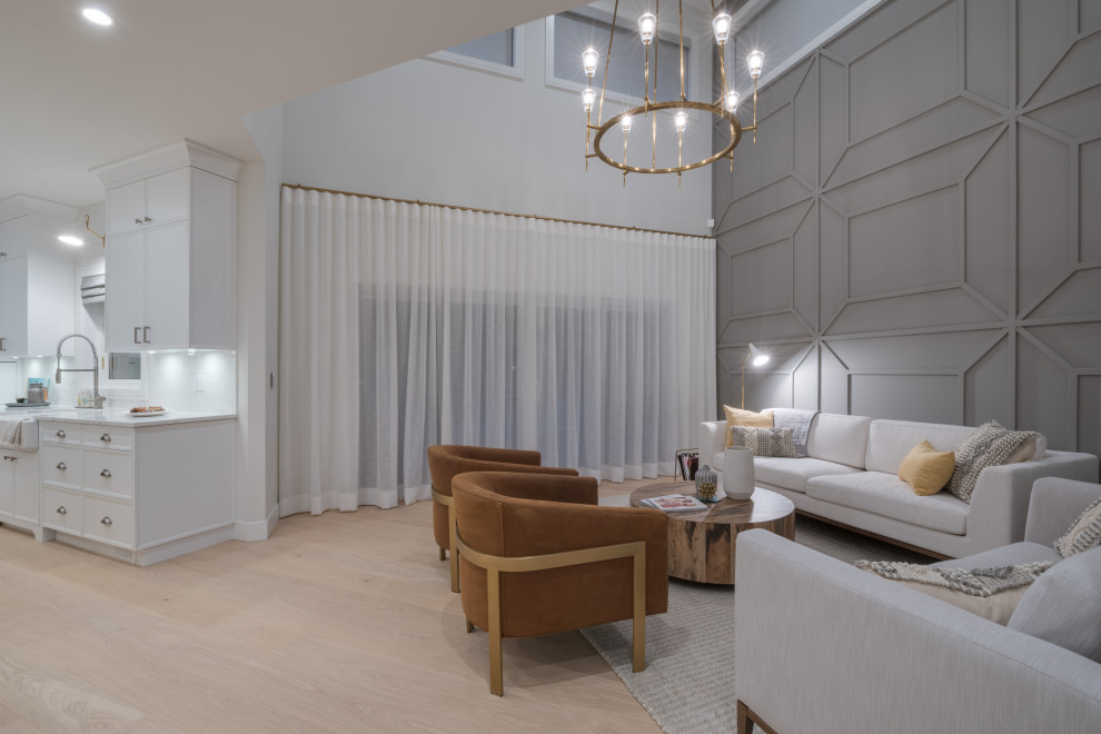 Diseño de salón para visitas abierto clásico renovado extra grande con paredes blancas, suelo de madera clara, suelo beige y panelado