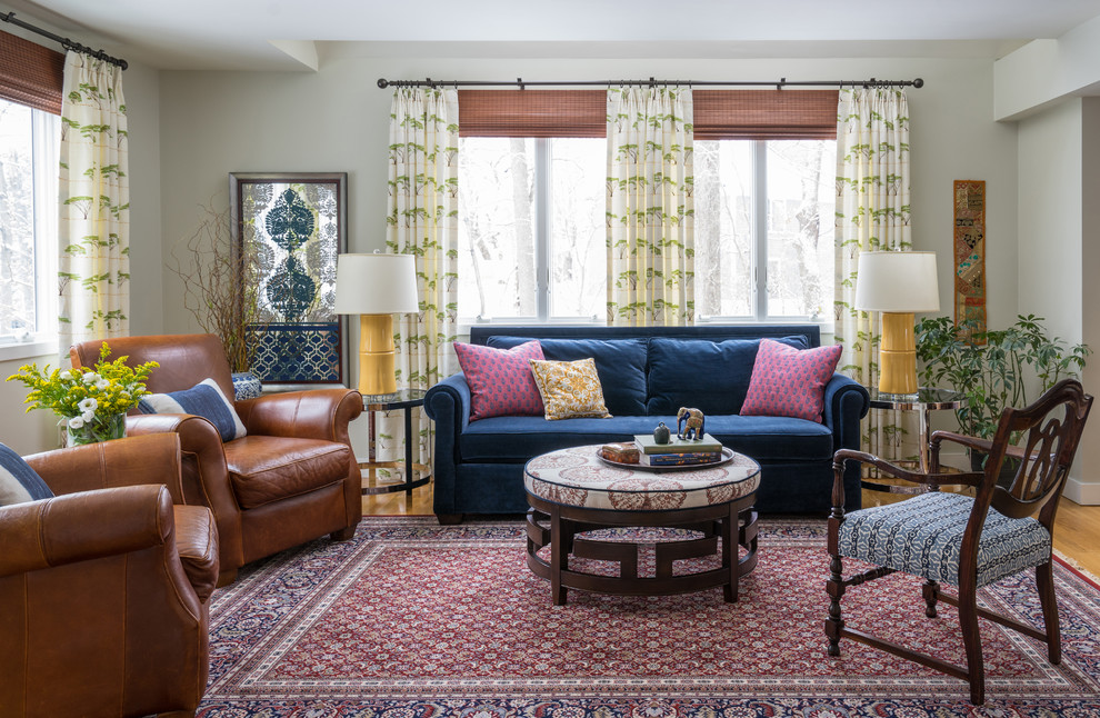 Свежая идея для дизайна: гостиная комната среднего размера в восточном стиле с серыми стенами, паркетным полом среднего тона и синим диваном без камина, телевизора - отличное фото интерьера