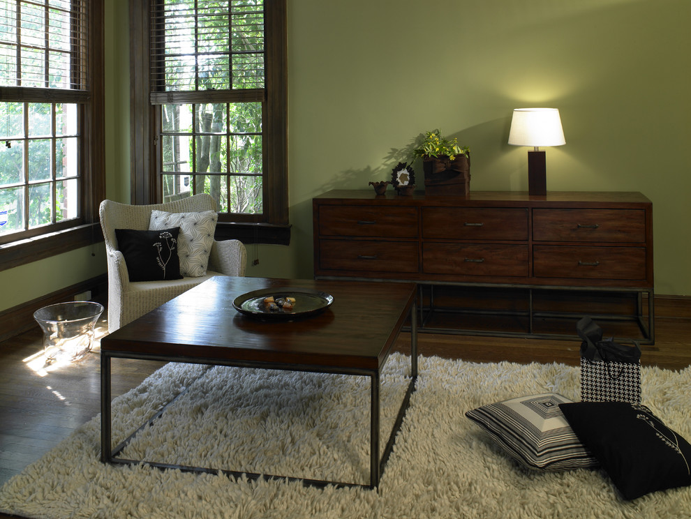 Пример оригинального дизайна: гостиная комната в стиле неоклассика (современная классика) с зелеными стенами