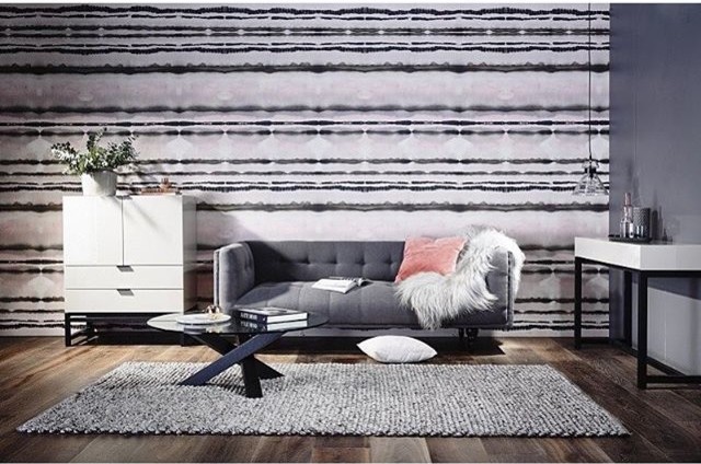 Modelo de salón abierto contemporáneo grande con paredes grises y suelo de madera en tonos medios