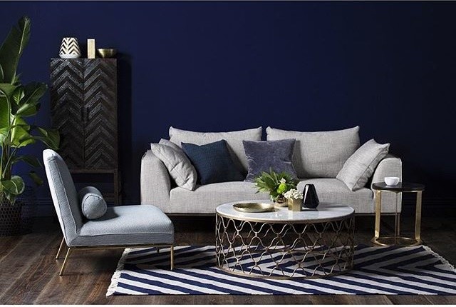 Ispirazione per un grande soggiorno contemporaneo con pareti blu e parquet scuro