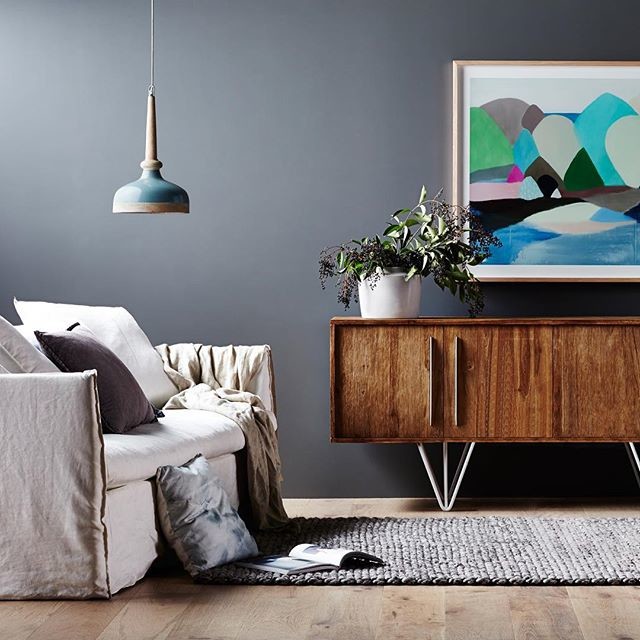 Großes, Repräsentatives, Offenes Modernes Wohnzimmer mit grauer Wandfarbe und hellem Holzboden in Melbourne
