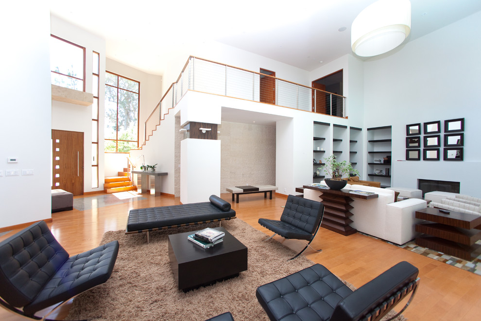 Стильный дизайн: огромная открытая гостиная комната в стиле модернизм - последний тренд