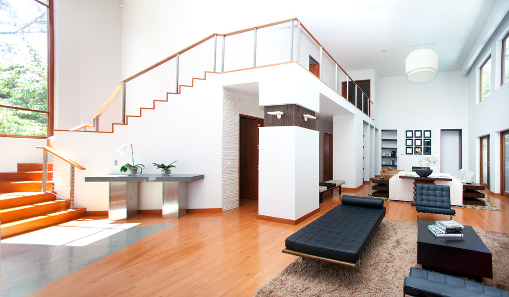 Inspiration pour un salon minimaliste ouvert avec un escalier.