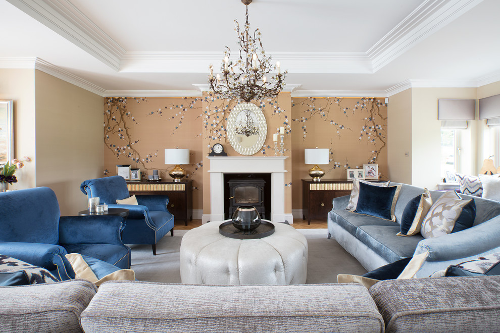 Repräsentatives, Offenes, Mittelgroßes Klassisches Wohnzimmer mit brauner Wandfarbe und Kaminofen in Surrey