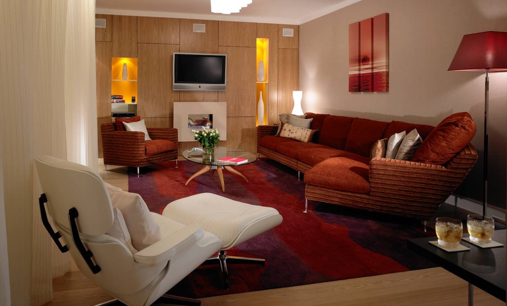 На фото: изолированная гостиная комната в современном стиле с телевизором на стене с