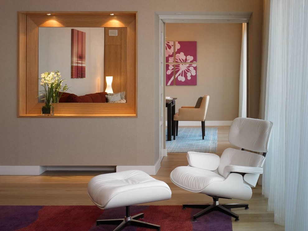 Свежая идея для дизайна: гостиная комната в современном стиле с бежевыми стенами и красивыми шторами - отличное фото интерьера