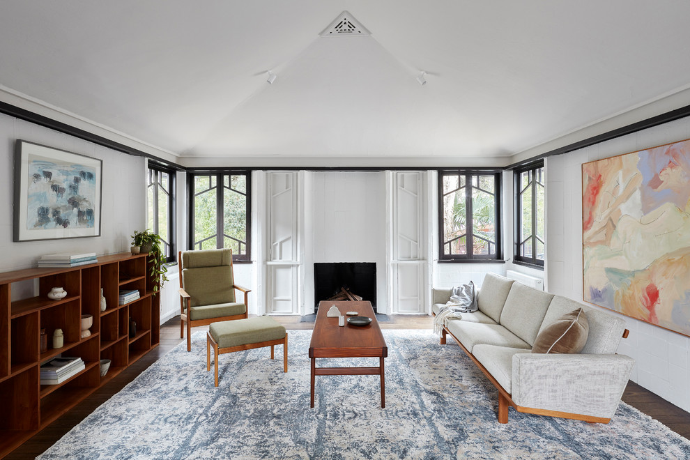 Großes, Abgetrenntes Modernes Wohnzimmer mit dunklem Holzboden, braunem Boden, beiger Wandfarbe, Kaminofen, Kaminumrandung aus Beton und Kassettendecke in Melbourne