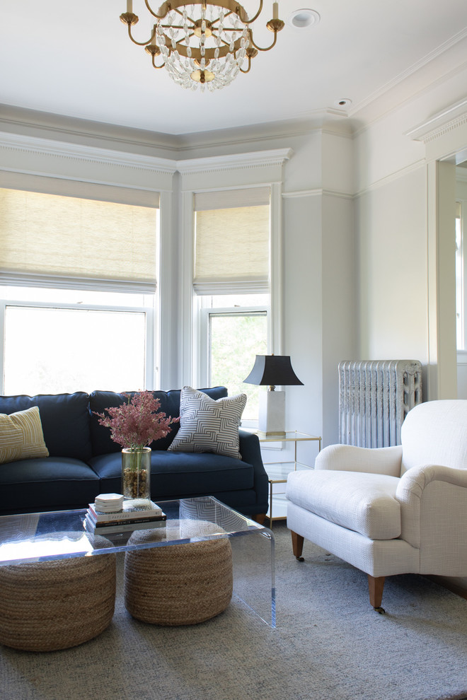 Immagine di un soggiorno classico di medie dimensioni con pareti bianche, pavimento in legno massello medio, TV a parete e pavimento marrone