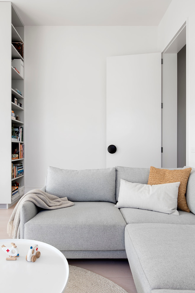 Стильный дизайн: открытая гостиная комната в скандинавском стиле с белыми стенами и светлым паркетным полом - последний тренд
