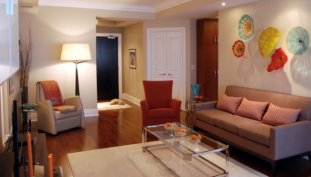 Cette image montre un salon design de taille moyenne et ouvert avec un mur beige, un sol en bois brun et un téléviseur indépendant.