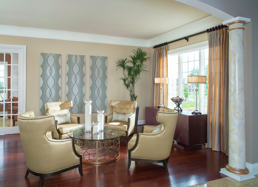 Imagen de salón abierto actual de tamaño medio con paredes beige y suelo de madera en tonos medios