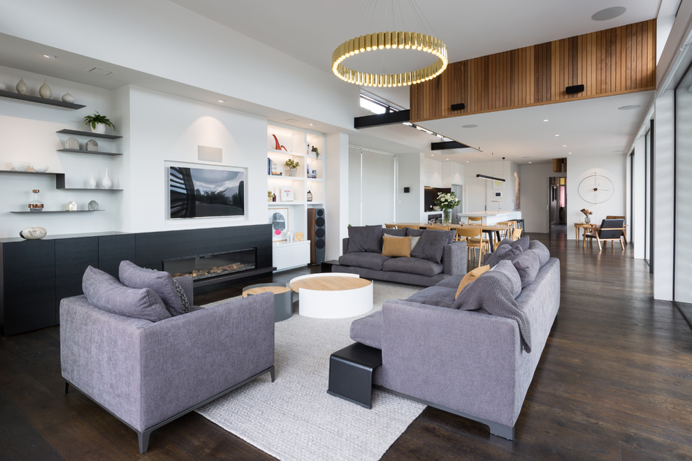 Modernes Wohnzimmer mit hellem Holzboden und braunem Boden in Auckland