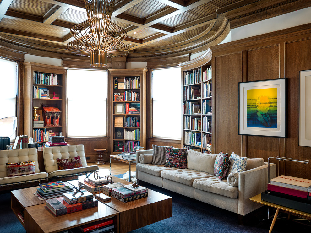 На фото: большая изолированная гостиная комната в стиле неоклассика (современная классика) с с книжными шкафами и полками