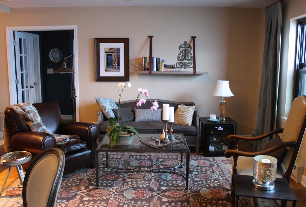 Mittelgroßes, Offenes, Repräsentatives Modernes Wohnzimmer mit beiger Wandfarbe und hellem Holzboden in Chicago
