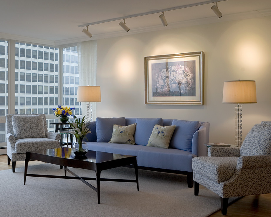Immagine di un soggiorno chic di medie dimensioni e chiuso con pareti bianche e parquet chiaro