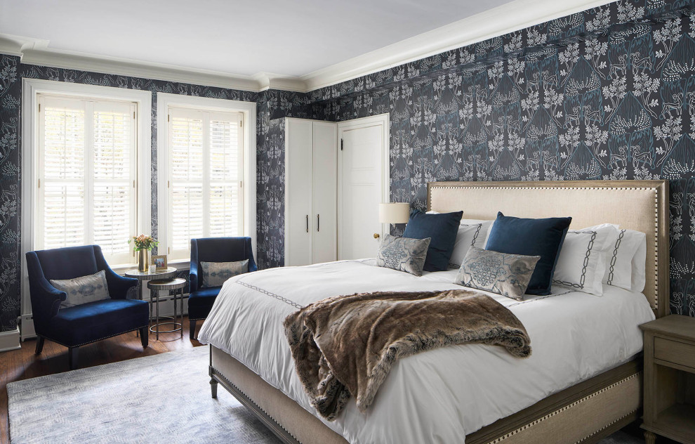 Immagine di una grande camera da letto chic con pareti blu, pavimento in legno massello medio, camino classico, cornice del camino in legno e pavimento marrone