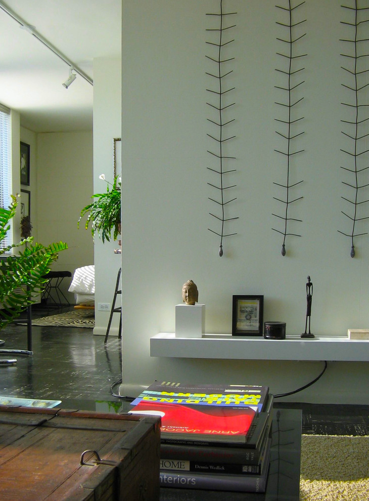 Стильный дизайн: гостиная комната среднего размера с белыми стенами и полом из линолеума - последний тренд