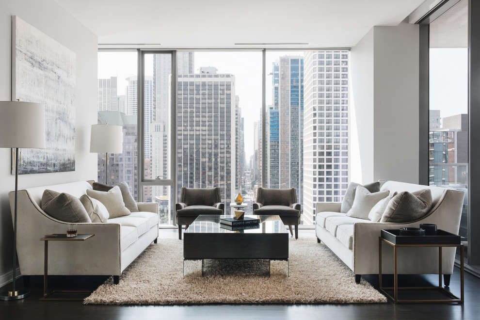 Repräsentatives Modernes Wohnzimmer mit weißer Wandfarbe, dunklem Holzboden und braunem Boden in Chicago