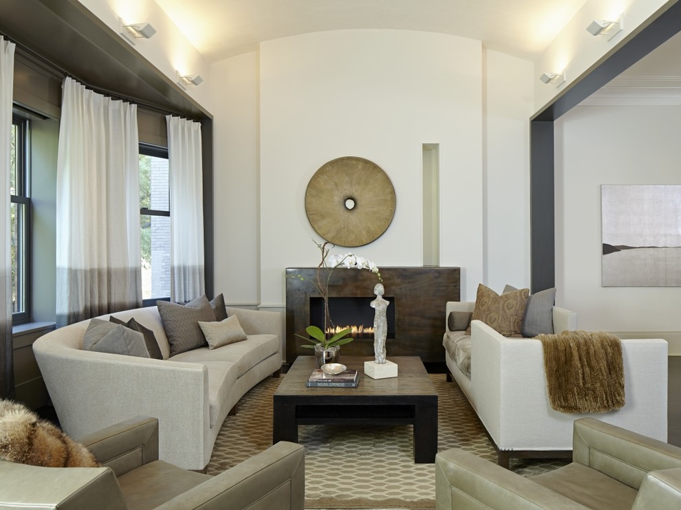 Свежая идея для дизайна: гостиная комната в стиле неоклассика (современная классика) с горизонтальным камином и эркером - отличное фото интерьера