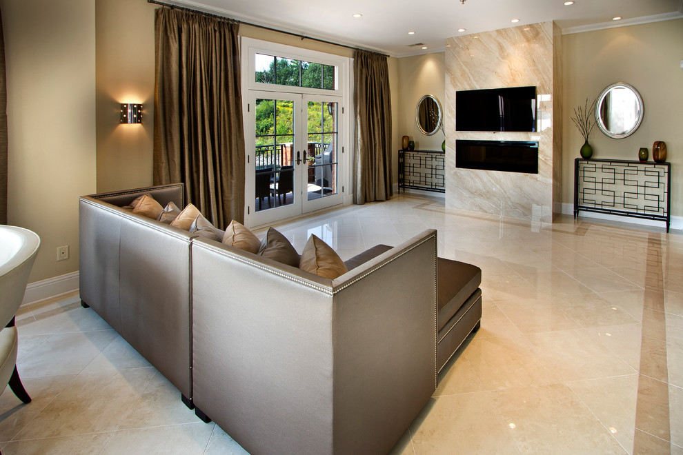 Стильный дизайн: гостиная комната в современном стиле с бежевыми стенами, горизонтальным камином, телевизором на стене и красивыми шторами - последний тренд