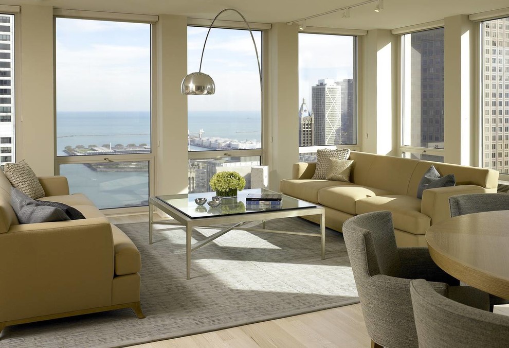 Mittelgroßes Modernes Wohnzimmer mit beiger Wandfarbe und hellem Holzboden in Chicago