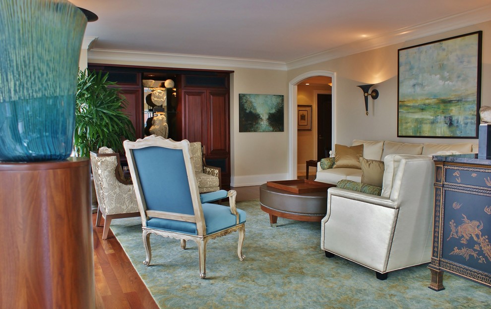 Foto di un grande soggiorno classico chiuso con pareti beige, pavimento in legno massello medio e nessun camino
