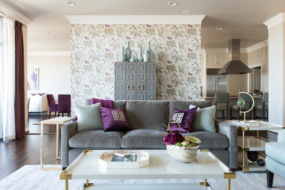 Immagine di un grande soggiorno classico aperto con sala formale, pareti beige, parquet scuro, camino classico e TV a parete